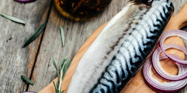 Как вкусно замариновать скумбрию дома (Фото: kovalnadiya/freepik)