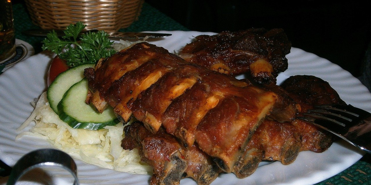 Свинячі ребра в соусі BBQ ідеальні для обіду. Фото ілюстративне (Фото: Eukalyptus/pixabay)