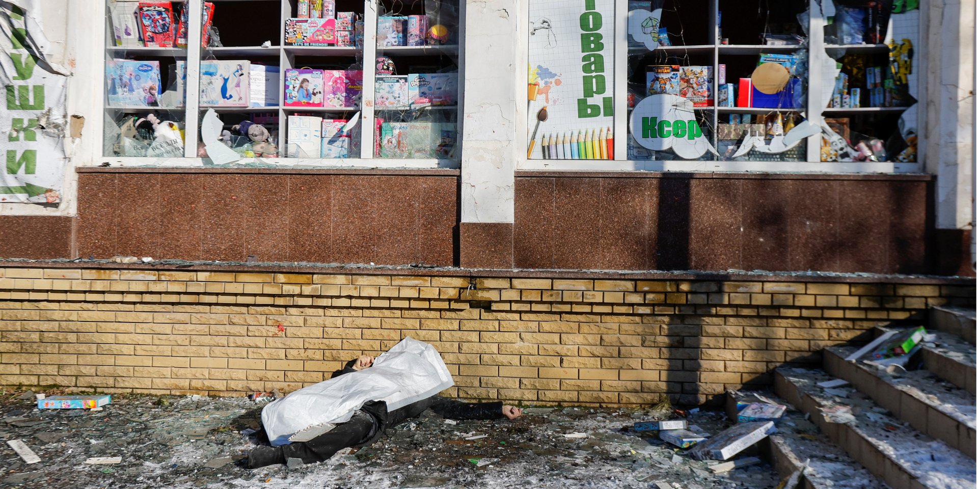 Після удару по&nbsp;ринку у&nbsp;Донецьку (Фото: REUTERS/Alexander Ermochenko)