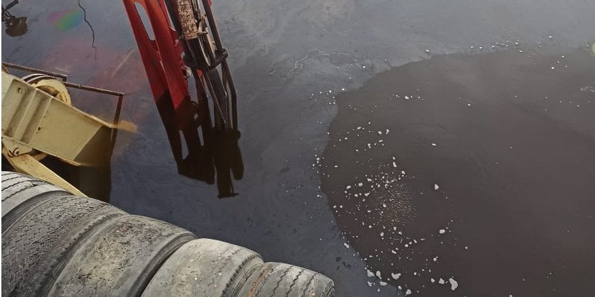 Consequences of the leakage of oil products in Mykolaiv (Photo: State Environmental Inspectorate of the Southwestern District)