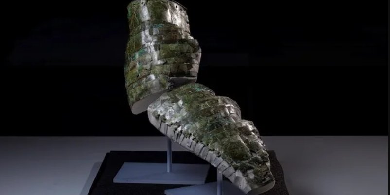 От времени латунь на нарукавнике позеленела (Фото: Дункан МакГлинн)