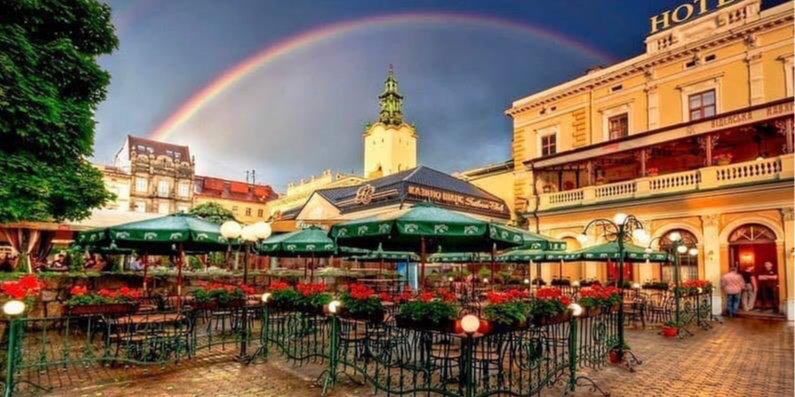 Летняя терраса Венской кофейни во Львове (Фото: ViennaCoffeeHouseLviv/facebook)
