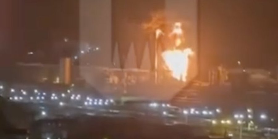 Возгорание произошло вблизи нефтеперерабатывающего завода Роснефть (Фото:t.me/ostorozhno_novosti)