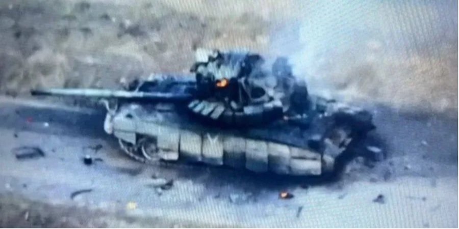 A destroyed tank of the occupiers from the column of equipment with which the Russians tried to storm Krynky (Photo: Мадяр / Telegram)