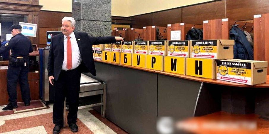 Навіщо Бабурін тягнув до&nbsp;ЦВК 19 коробок з підписними листами, не&nbsp;зрозуміло (Фото: Скріншот/X)