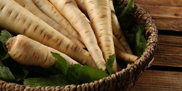 Свіже коріння пастернаку, яке багате на вітаміни та поживні речовини (Фото: NewAfrica/depositphotos)