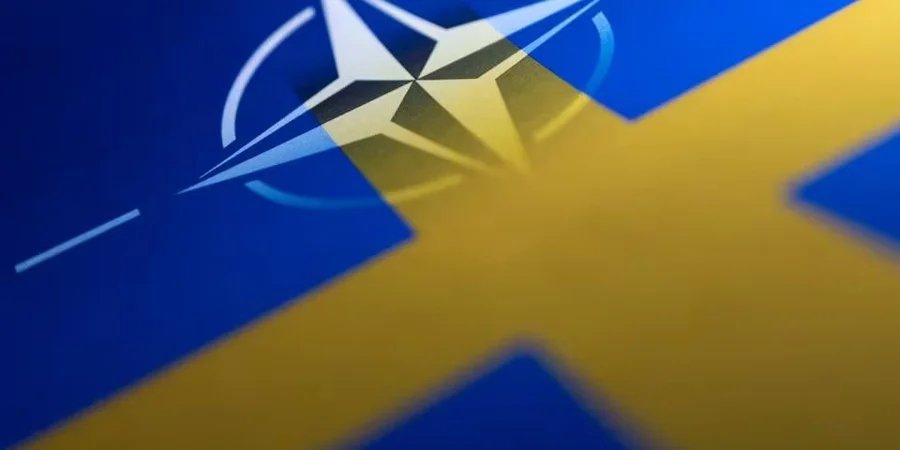 Flags of NATO and Sweden (Photo: REUTERS/Dado Ruvic)