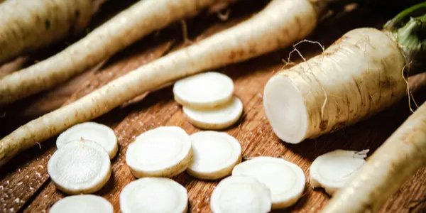 Корінь петрушки не лише корисний, а й дуже смачний у різноманітних стравах (Фото: ArtemSh/depositphotos)
