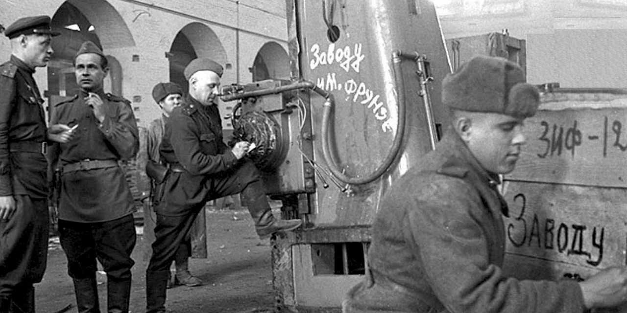 Демонтаж немецкого оборудования для экспорта в СССР для завода им. М. В. Фрунзе. Использована аббревиатура ЗИФ (Фото: DM)