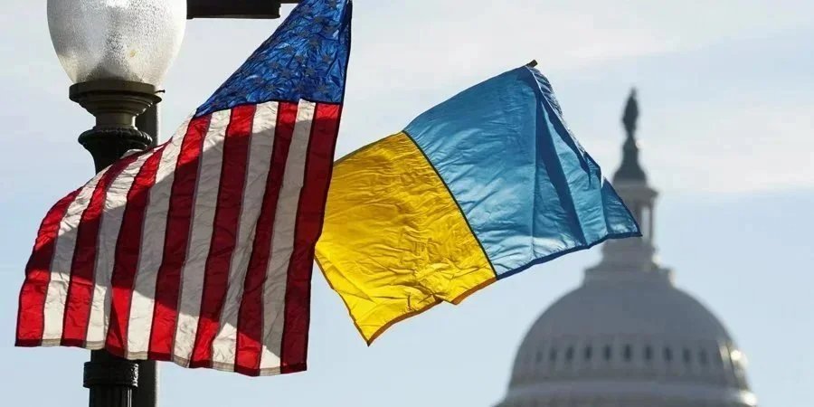Flags of the USA and Ukraine (Photo: REUTERS/Kevin Lamarque)