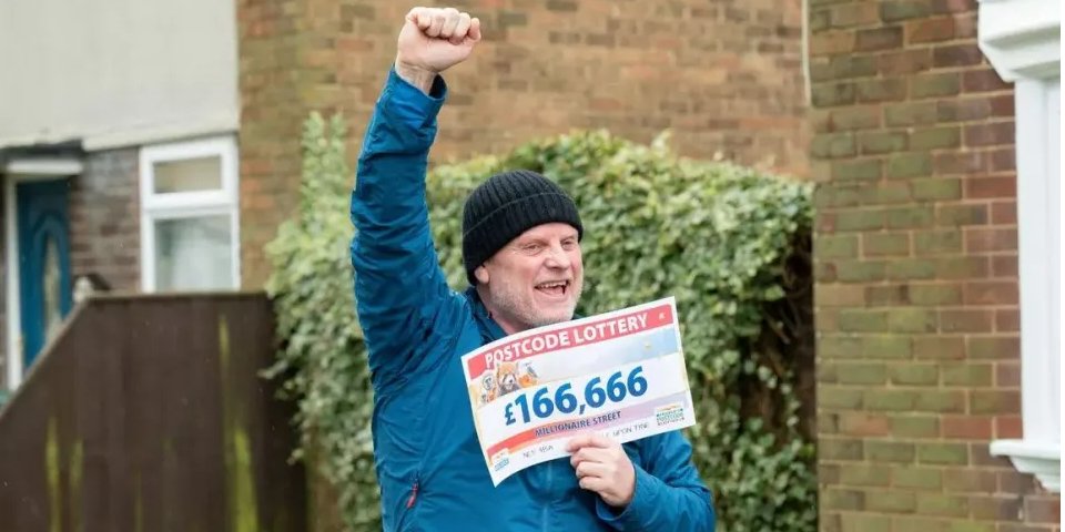 Чоловік виграв в лотерею понад 166 тисяч фунтів стерлінгів (Фото: People’s Postcode Lottery)