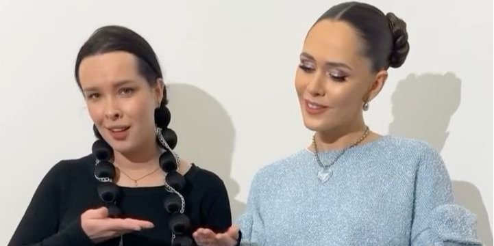 Санина исполнила новую песню с переводчицей жестового языка (Фото: the_hardkiss/Instagram)
