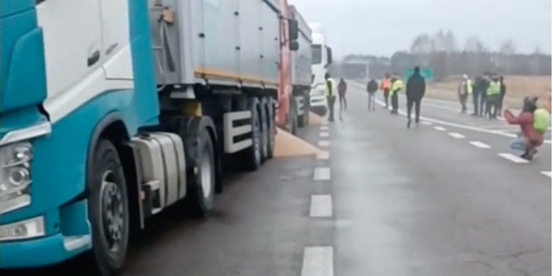 Poles on the border with Ukraine poured grain from trucks (Photo: Screenshot of the video/Tomasz Bartecki/Х)