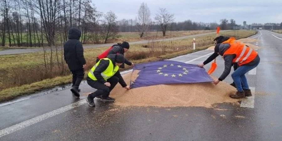 Poland prosecutors investigating spilling of Ukraine grain during border protest (Photo: Укрінформ)