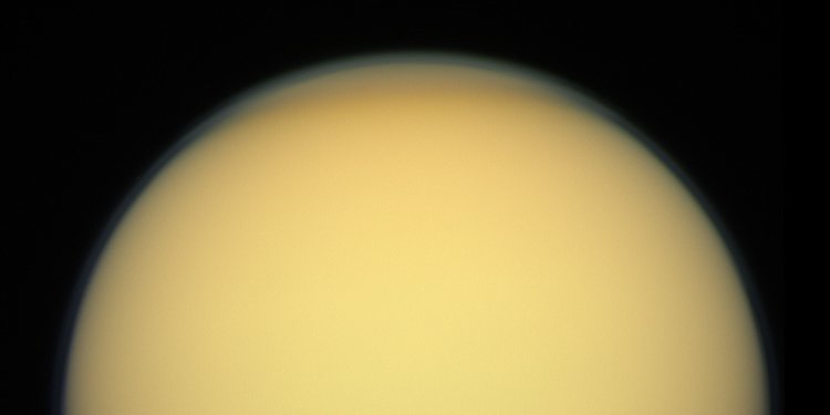 Фото Титана, сделанное аппаратом Кассини (Фото: NASA/JPL-Caltech/SSI/Kevin M. Gill)