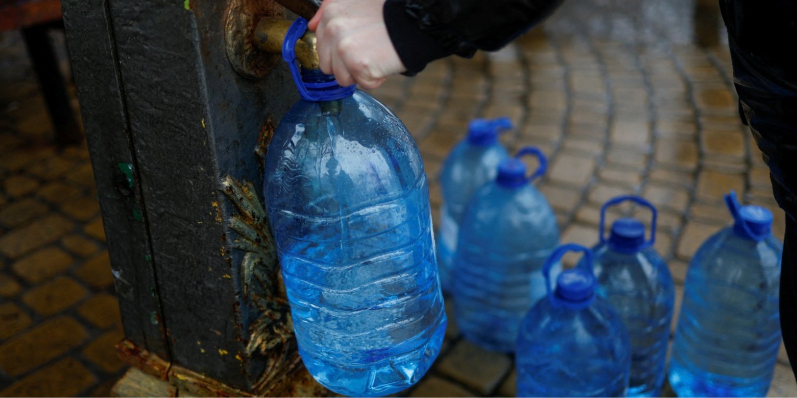 Наслідки забруднення ворогом питної води українці відчуватимуть роками (Фото: REUTERS/Valentyn Ogirenko)