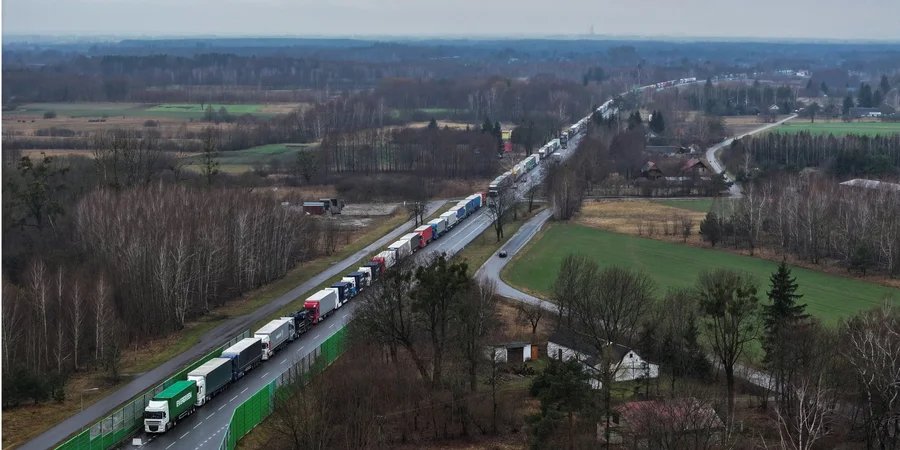 A queue of trucks blocked near the Ukrainian-Polish border near the Dorohusk-Yahodyn checkpoint (Photo: REUTERS/Janis Laizans)