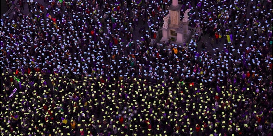 Participants of the action in Prague on the second anniversary of the full-scale Russian invasion of Ukraine raised yellow and blue flags (Photo: REUTERS/David W Cerny)