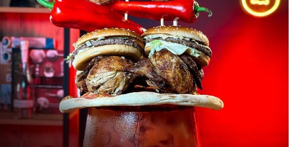 Мега коктейль ХХL Кривава Марічка (Фото: city_bartender/instagram)