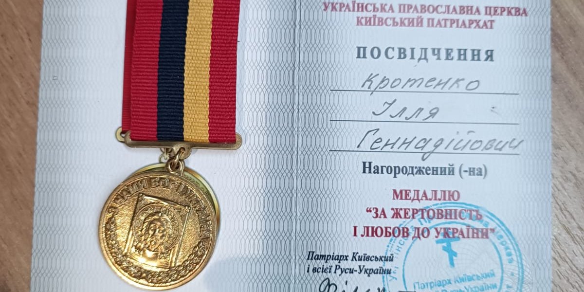 Українці відмовляються від нагород УПЦ КП після анулювання медалі військовому гею (Фото: @Ілля Кротенко/Facebook)
