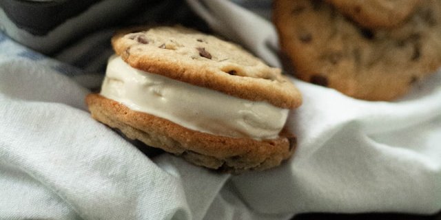 Вкусный домашний сандвич с мороженым (Фото: Лейган Блэквуд / unsplash)