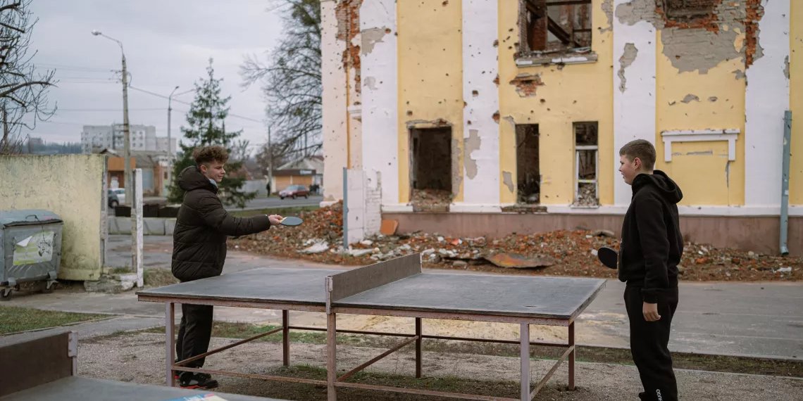 Степан та Ярослав біля зруйнованої школи (Фото: UNICEF Ukraine)