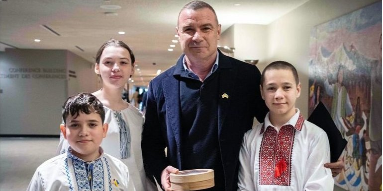Лієв Шрайбер зустрівся з українськими дітьми, яких намагалася вкрасти Росія (Фото: lievschreiber/Instagram)