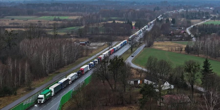 Truck drivers wait for weeks for their turn to cross the Ukrainian-Polish border (Photo: REUTERS / Janis Laizans)