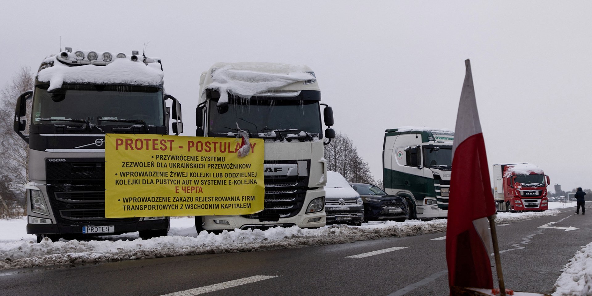 The waiting time in the online reservation system for a place in the border crossing queue for international cargo carriers sometimes reaches a month (Photo: REUTERS/Kuba Stezycki)