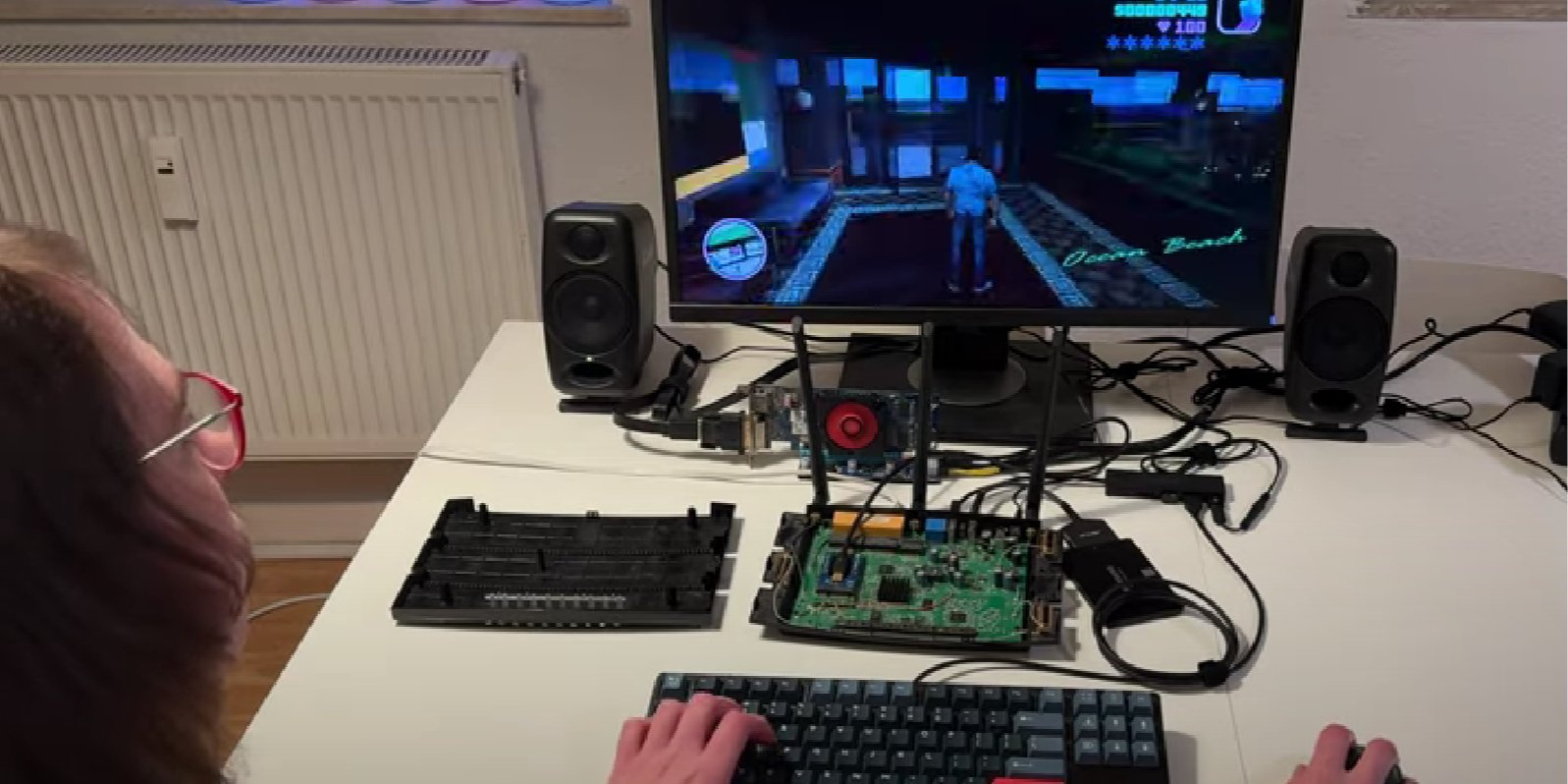 TP-LINK перетворили на ігровий комп’ютер (Фото: Скриншот з відео KittenLabs)