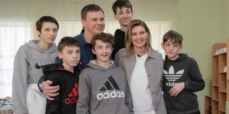 Елена Зеленская и Дмитрий Комаров в детском доме (Фото: instagram.com/komarovmir)