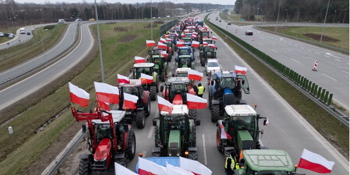 Protesters and police stop buses from Ukraine at checkpoints (Photo: REUTERS/Kacper Pempel)