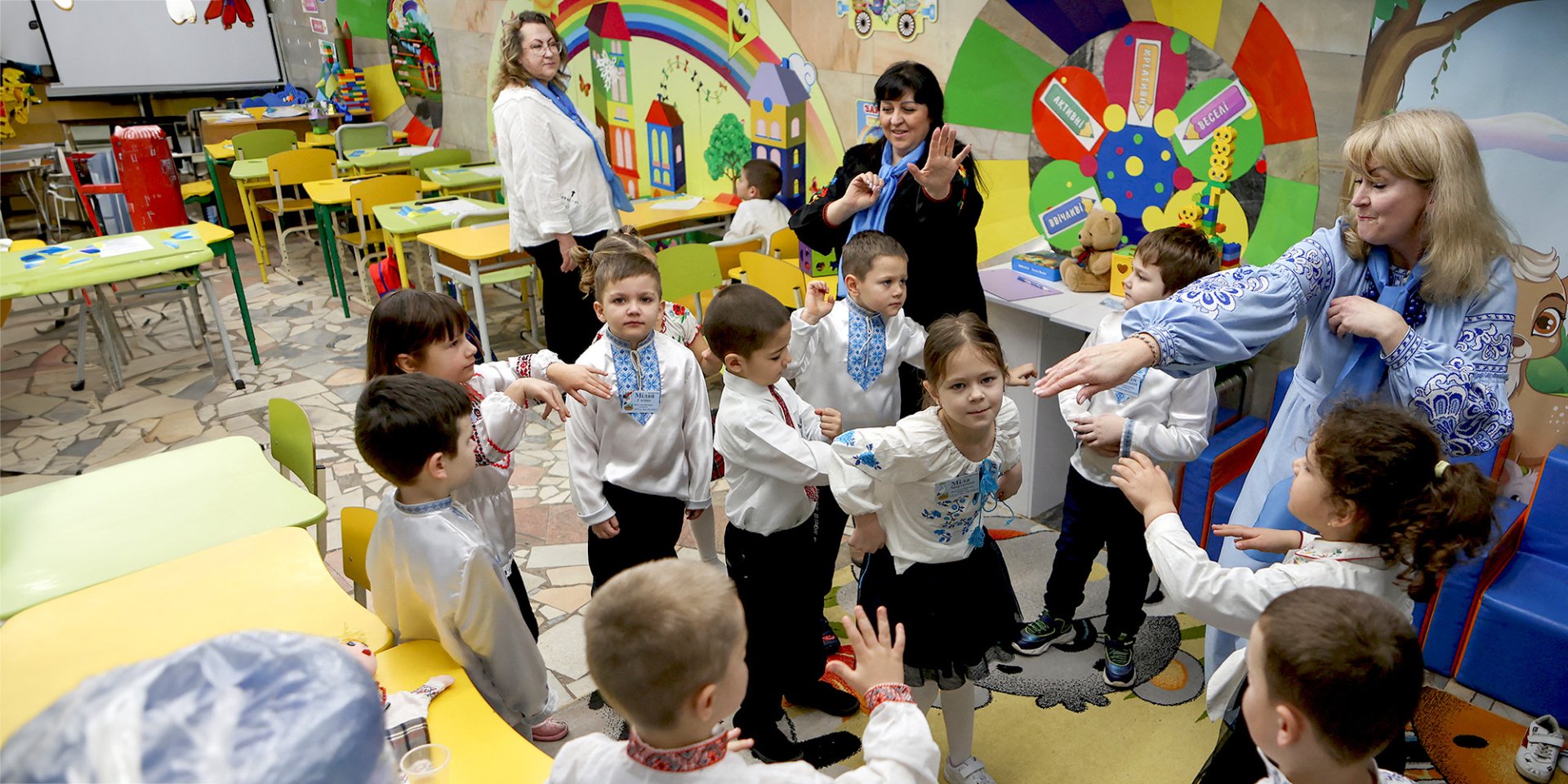 Средняя зарплата воспитателя в Украине сегодня — 7,9 тыс. грн (Фото: REUTERS/Sofiia Gatilova)