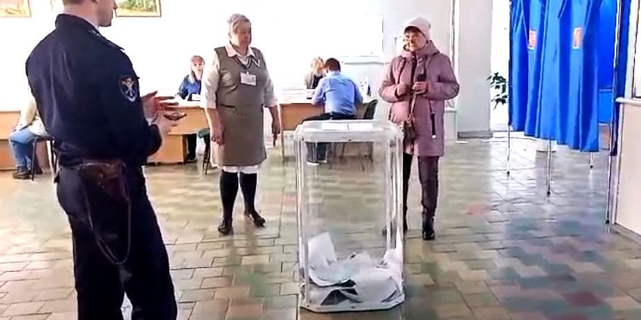 Some Russians are trying to spoil ballots, hoping to disrupt the voting process (Photo: Video screenshot t.me/chtddd)