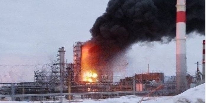 A fire at the Lukoil refinery in the Nizhny Novgorod region of the Russian Federation as a result of a drone attack, March 12, 2024 (Photo: ВЧК-ОГПУ/Telegram)