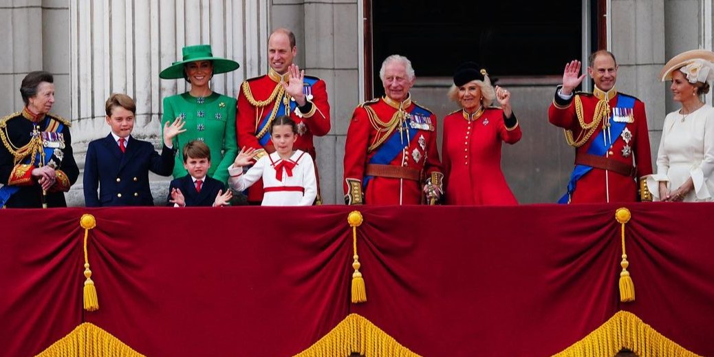 Члены королевской семьи на балконе Букингемского дворца (Фото: @royalfamily/Instagram)