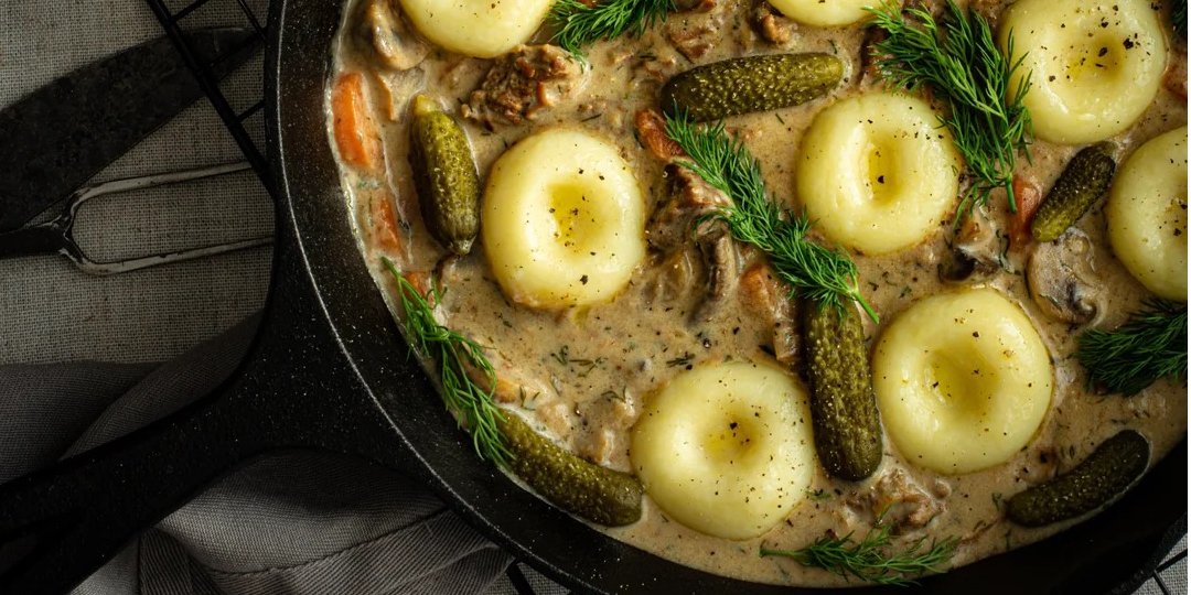 Бефстроганов із сілезькими кнедликами (Фото: facebook/Julia World Of Cooking)