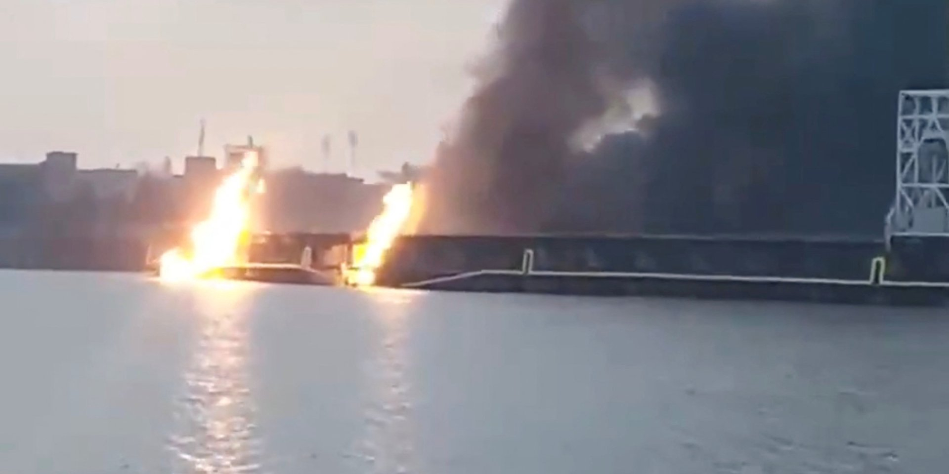 Fire at Dnipro Hydroelectric Power Plant after the Russian strike (Photo: Screenshot/REUTERS)
