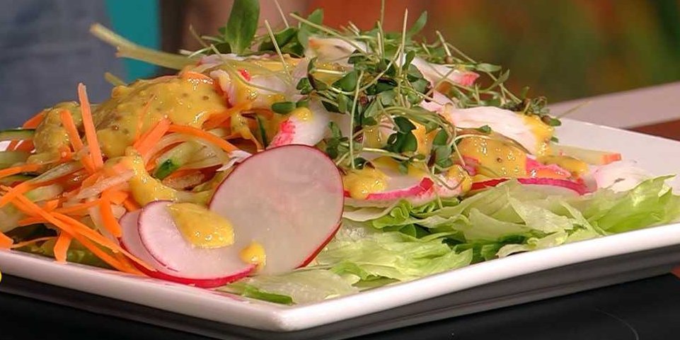 Легкий весенний салат с вкусной заправкой (Фото: архив телеканала Дом)