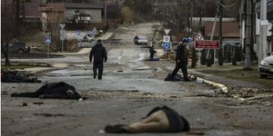 Такий вигляд мали вулиці Бучі після того, як її звільнили з-під окупації у квітні 2022 року: тіла на вулицях, спалена техніка, обстріляні автівки цивільних та житлові будинки (Фото:Mykhaylo Palinchak)