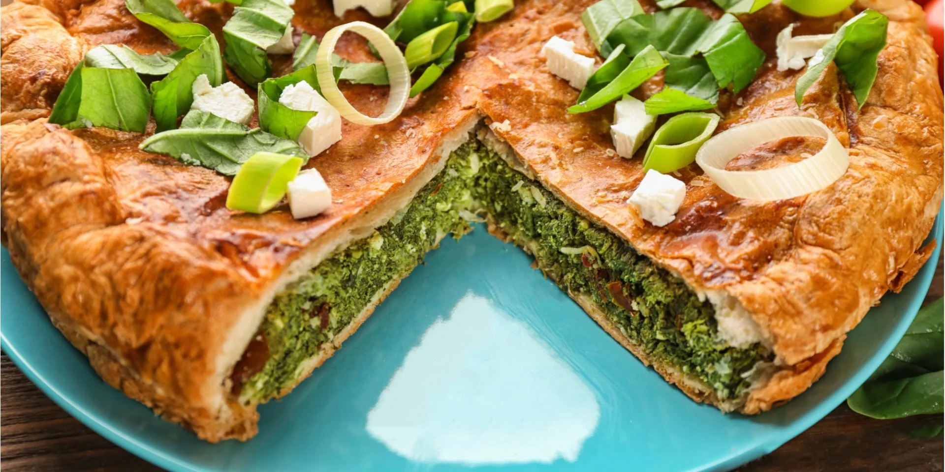 Зелено-желтый пирог с куриной начинкой