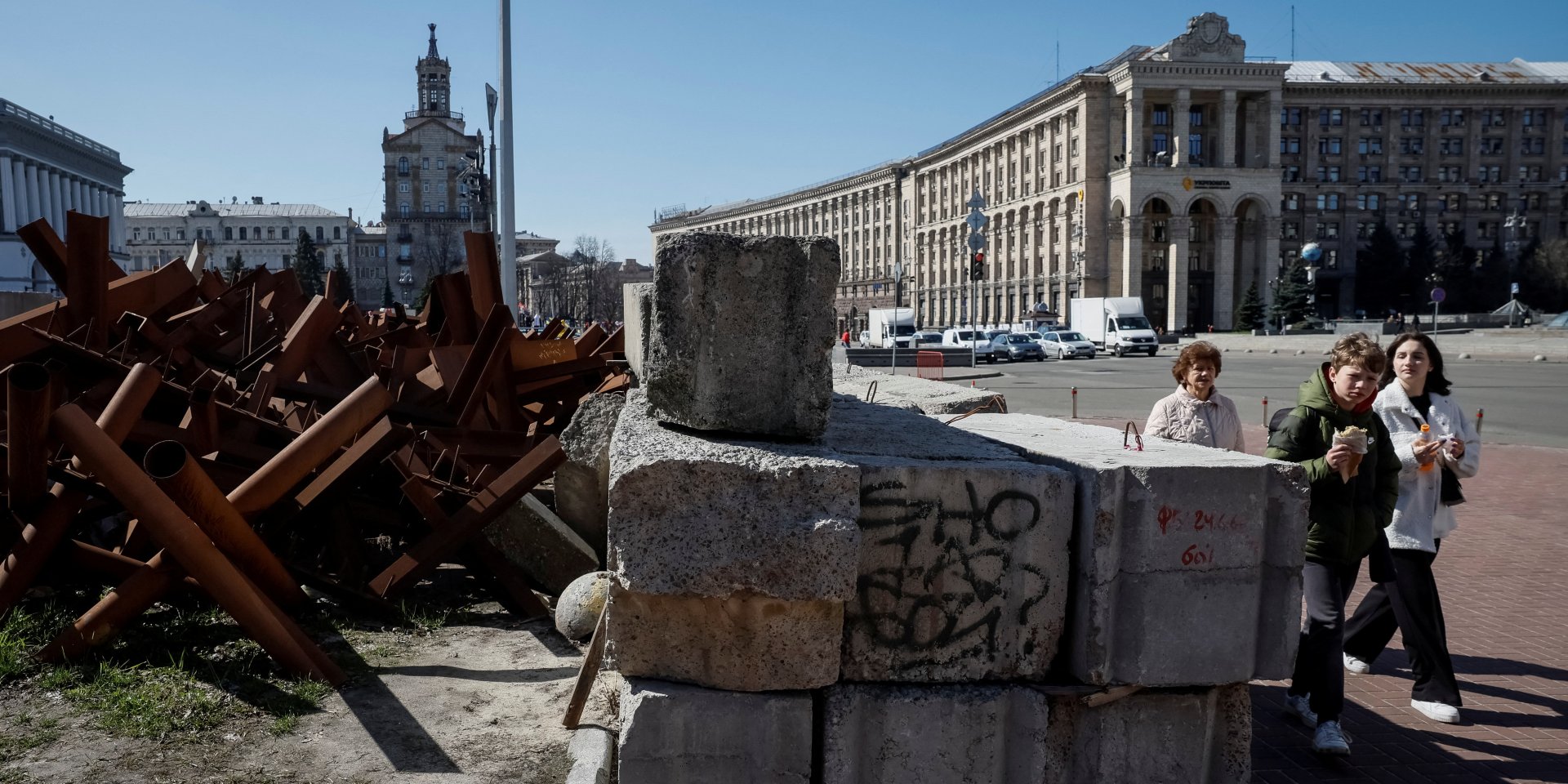 Прохожие на киевском Крещатике, 27 марта 2024 года (Фото: REUTERS/Gleb Garanich)