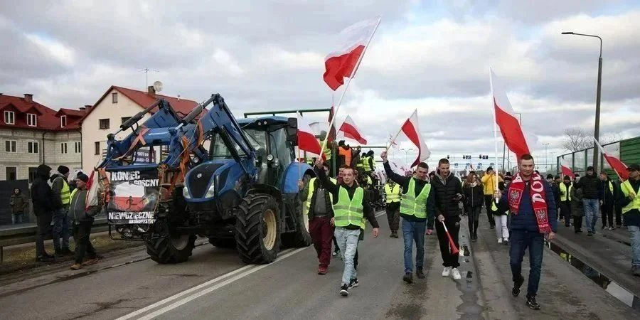 Polish protesters (Photo: Jakub Orzechowski/Agencja Wyborcza.pl via REUTERS)