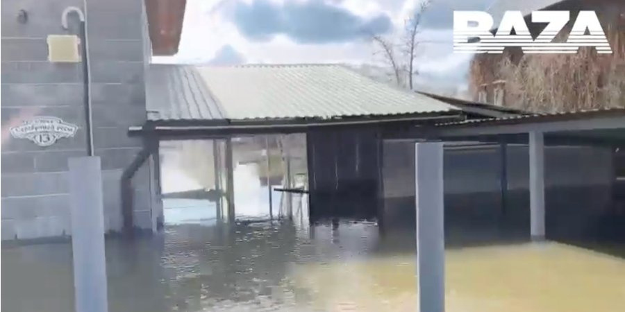 В Орську прорвало дамбу (Фото:Скриншот відео / Baza / Telegram)