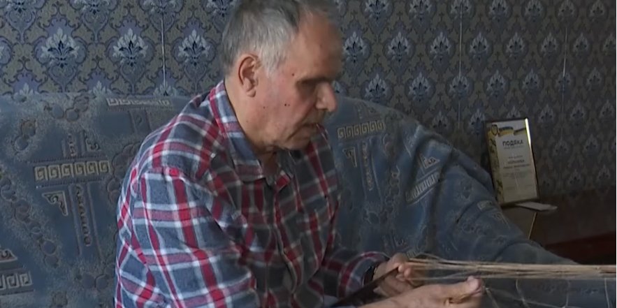 Незрячий криворожанин плетет маскировочные сетки (Фото: Суспільне Дніпро)