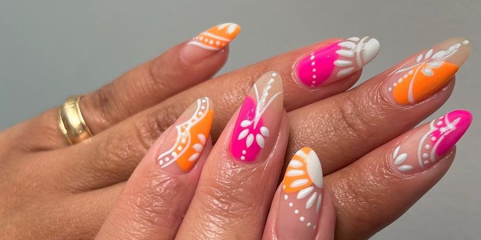 Манікюр на весну і літо 2024 з тропічним візерунком (Фото: instagram.com/nailartbyqueenie)