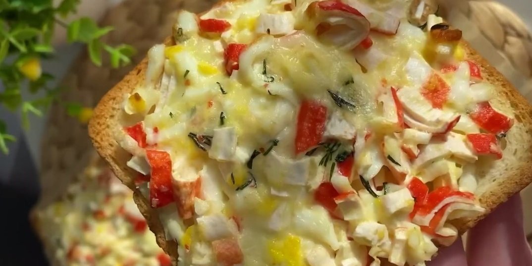 Вкусные горячие бутерброды с крабовыми палочками (Фото: Telegram кадр из видео)