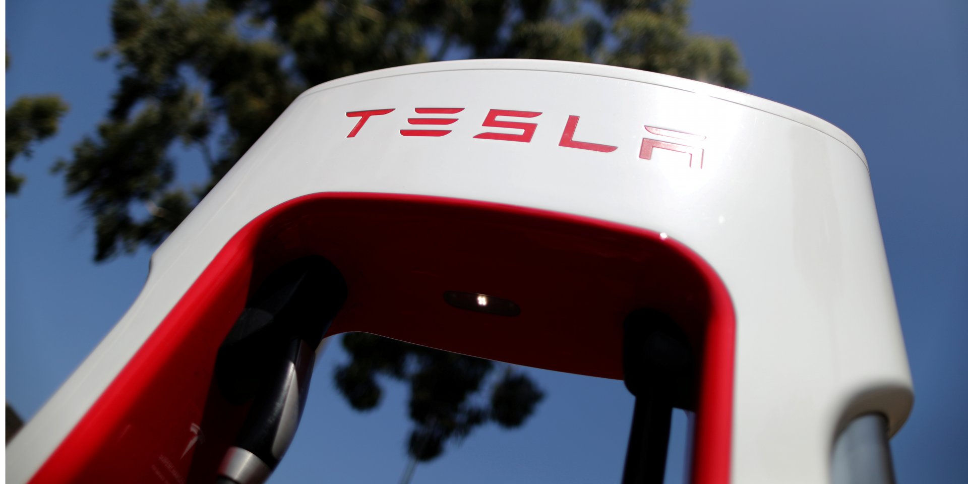 Зарядную станцию Supercharger не поделили водители Tesla и Rivian (Фото: Lucy Nicholson / Reuters)