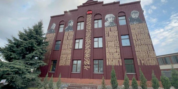 З&nbsp;церкви євангельських християн Благодать у&nbsp;Мелітополі росіяни зрізали хрест і розмістили на&nbsp;фасаді портрети бойовиків, серед яких «Доха» (Володимир Жога), «Моторола» (Арсен Павлов), «Гіві» (Михайло Толстих) і пропагандист Владлен Татарський (Максим Фомін) (Фото: ria-m.tv)