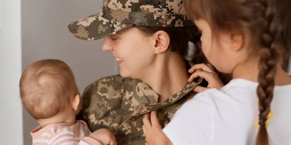 С увеличением числа женщин, проходящих военную службу во всем мире, и внедрением их в различные боевые условия, такие как служба на подводных лодках и в пехоте, возрастает и интерес к их влиянию на здоровье матери и ребенка. (Фото: Sementsova321/Depositphotos)